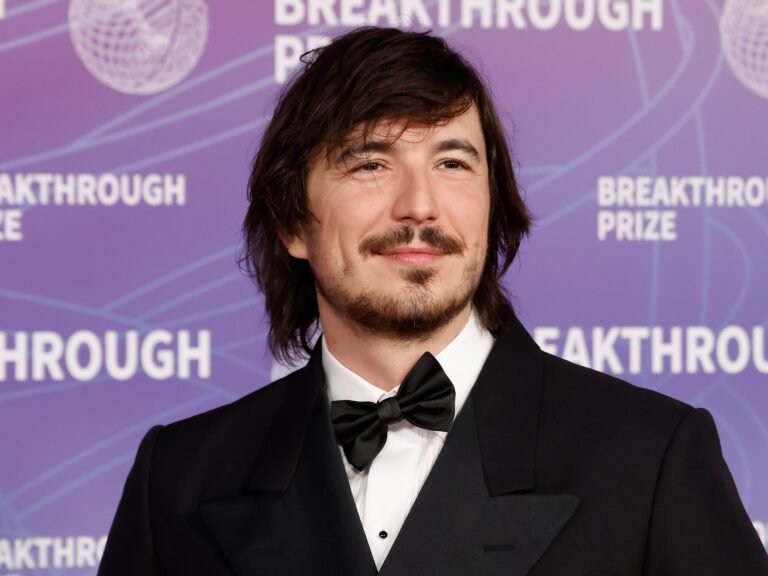 Robinhood layoffs will cut 10% as part of an org chart 'flattening.' Read the CEO's memo.