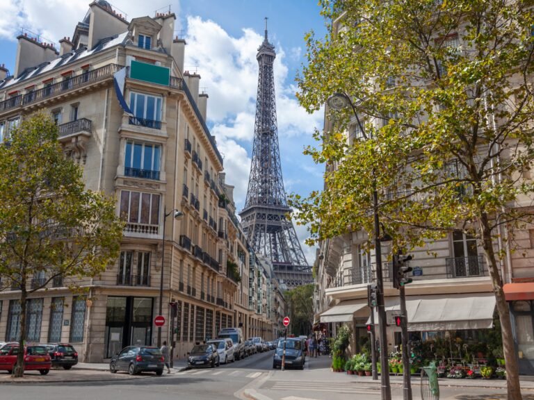 I worked as a tour guide in Paris. Here are the 5 biggest mistakes I saw tourists make.