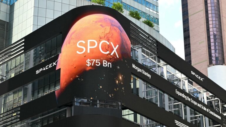 SpaceX is already worth more than Amazon. So why are analysts sounding the alarm?
