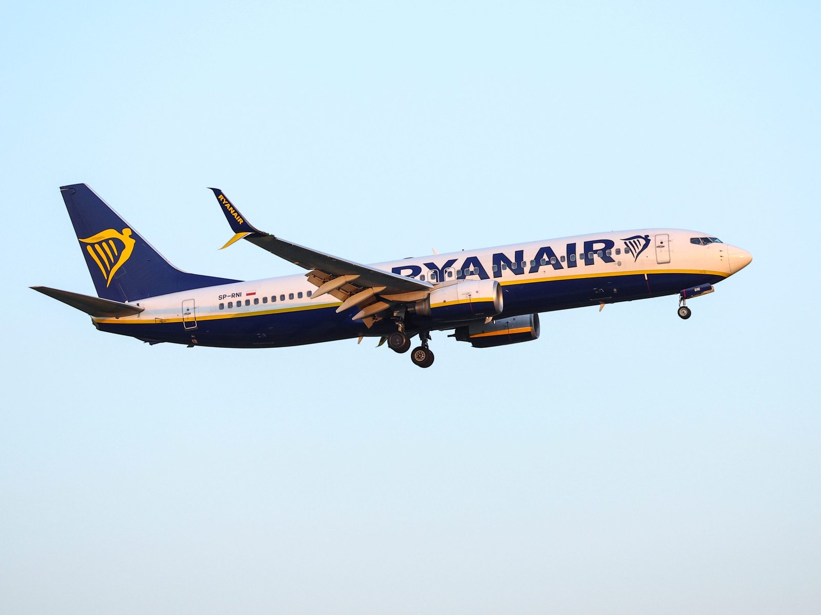 An airline passenger almost got sucked out of the plane. A new report shows how it happened.