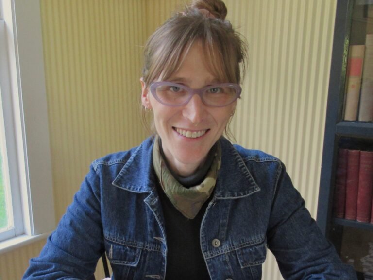 This small town librarian offers a 'Bye, Bye AI' class to take AI off your phone. Now everyone wants in.