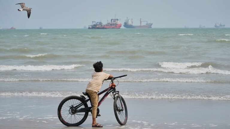 U.S. makes progress in reopening the Strait of Hormuz, but the Iran war is far from over