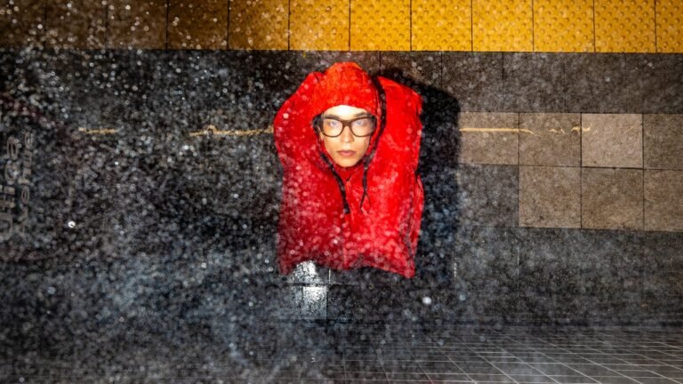 This tote bag turns into a life jacket just in case the subway floods