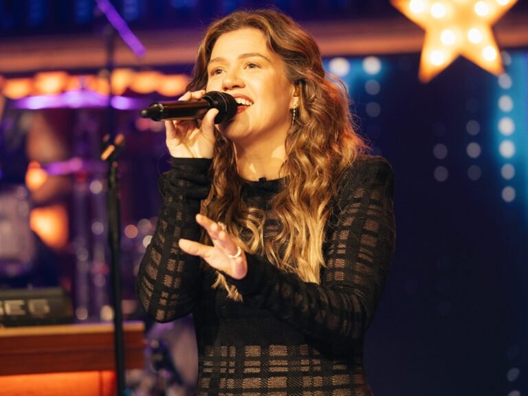 All of the best memes about the Kelly Clarkson drama over a fake bird