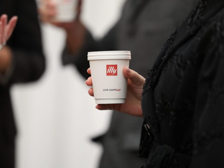 The latest sign we're eating out less: Restaurants are buying fewer disposable cups and paper towels
